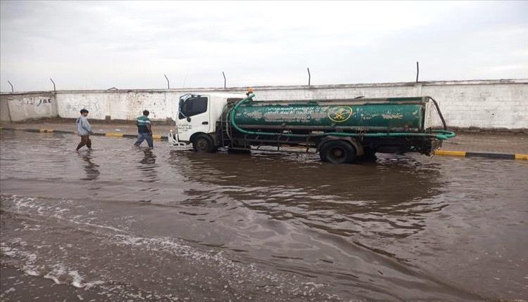 الزهري يتابع أعمال شفط وتصريف مياه الأمطار في أحياء خورمكسر منذ فجر اليوم