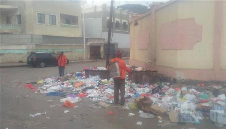 رش رذاذي في خور مكسر للحد من انتشار الأوبئة بعد الأمطار