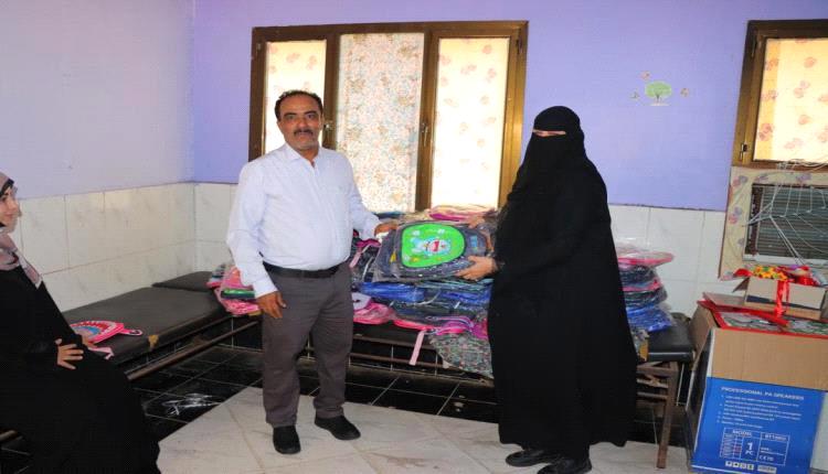 مدير عام خور مكسر يتفقد روضة الأمل ويقدم حقائب مدرسية للأطفال الخريجي من الفئة الكبرى
