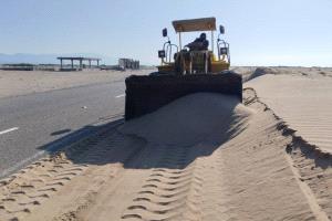 تحرك حكومي عاجل في أبين.. بتوجيهات وزير الأشغال حسين العقربي بدء أعمال إزالة الرمال  لطريق شقرة – الوضيع