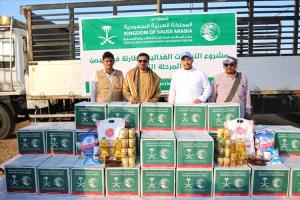 مركز الملك سلمان للإغاثة يدشن توزيع المساعدات الغذائية الطارئة بمحافظة سقطرى