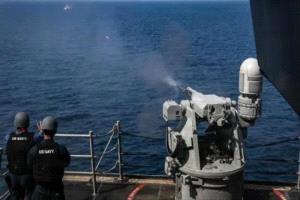 سنتكوم تعلن إغراق فرقاطة إيرانية في خليج عمان