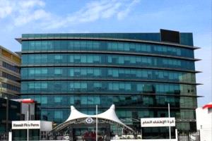 قوة الإطفاء الكويتية تسيطر على حريق خزانات وقود المطار دون إصابات..