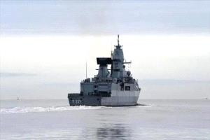 فرقاطة يونانية تؤمن سفنًا تجارية ضمن مهمة 