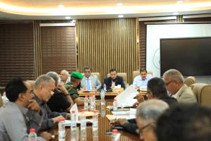 المكتب التنفيذي يستعرض أوضاع المياه والصرف الصحي ويشدد على رفع وتيرة العمل ومضاعفة الجهود الخدمية والرقابية