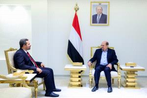 رئيس الوزراء يناقش مع محافظ لحج أولويات النهوض بالمحافظة وتعزيز دورها في دعم الاستقرار