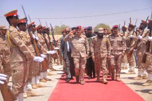 وزير الدفاع يطلع على جاهزية المنطقة العسكرية الأولى