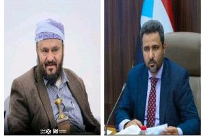 وكيل لحج الشيخ عبد الرحمن الجهوري يهنئ الأستاذ مراد الحالمي بتعيينه محافظًا للمحافظة