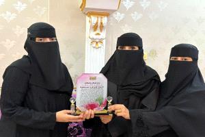 عتاب العمودي تكرم أسرة الفقيدة فائزة فرج بامطرف بمناسبة يوم المرأة العالمي بالمكلا 