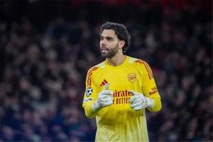 حارس آرسنال يرفع القبعة لزميله في إسبانيا: لولا هذا الحارس لما نافس برشلونة