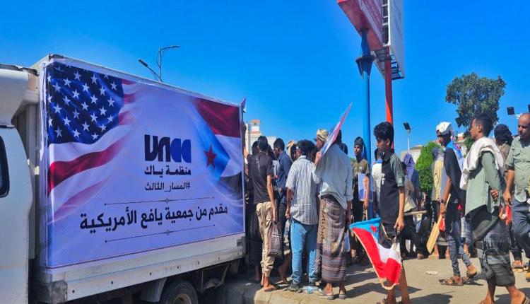 بدعم جمعية يافع الأمريكية منظمة ياك تقدم 15 ألف قنينة ماء تروي عطش الحشود في ساحة العروض 
