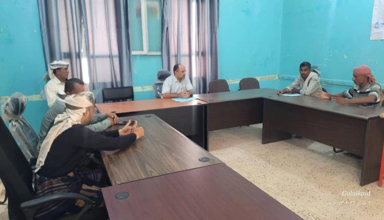 مدير عام المسيمير يبحث إعادة فتح وتنظيم سوق الخضار والسمك وإلزام الباعة بالدخول إلى السوق