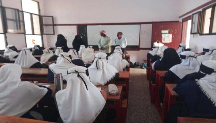 انتقالي زنجبار يتفقد سير امتحانات نهاية العام بمجمع خولة التعليمي