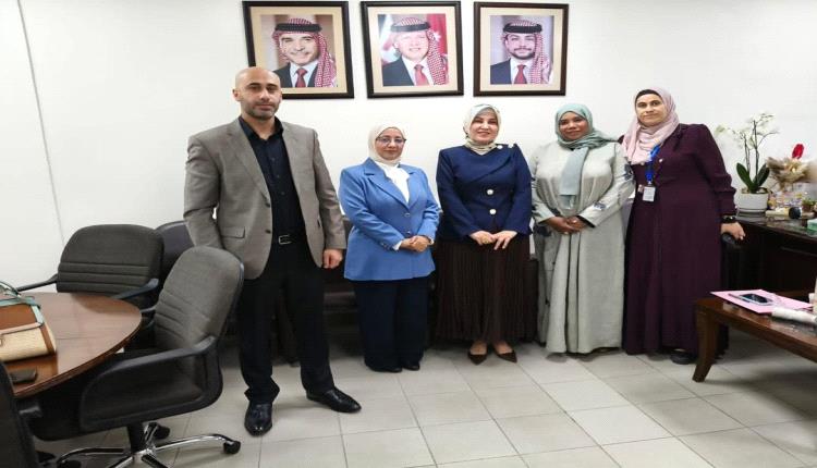 المستشار الثقافي ومساعد الملحق الصحي بسفارة اليمن في عمّان يلتقيان مسوؤلا أردنيا