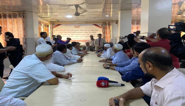 السقاف يدشن مبادرة “جبر خاطر” الإنسانية لتوزيع هدايا العيد لنزلاء دار المسنين بعدن
