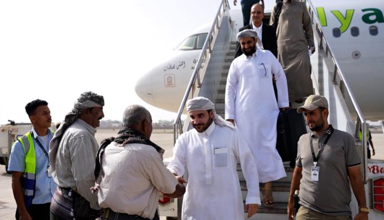 مشائخ قبائل يافع وقيادات عسكرية ومدنية وأكاديميون يستقبلون السلطان نواف بن فضل العفيفي في مطار عدن الدولي