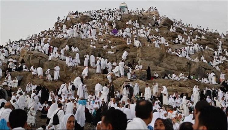 حجاج اليمن يقفون على صعيد عرفات لأداء ركن الحج الأعظم 