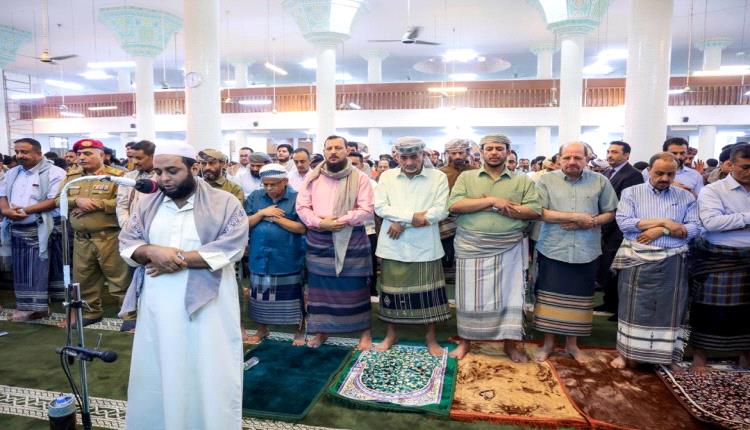 عضوا مجلس القيادة الرئاسي العليمي والصبيحي ورئيس الوزراء وزير الخارجية يؤدون صلاة عيد الأضحى مع جموع المصلين في عدن 