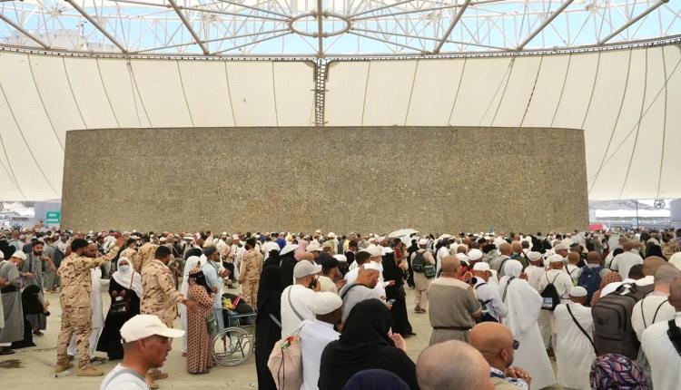 حجاج بيت الله الحرام يواصلون رمي الجمرات في آخر أيام التشريق