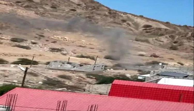 غارة تستهدف سيارة بـ4 صواريخ في منطقة المعاوص بالمكلا