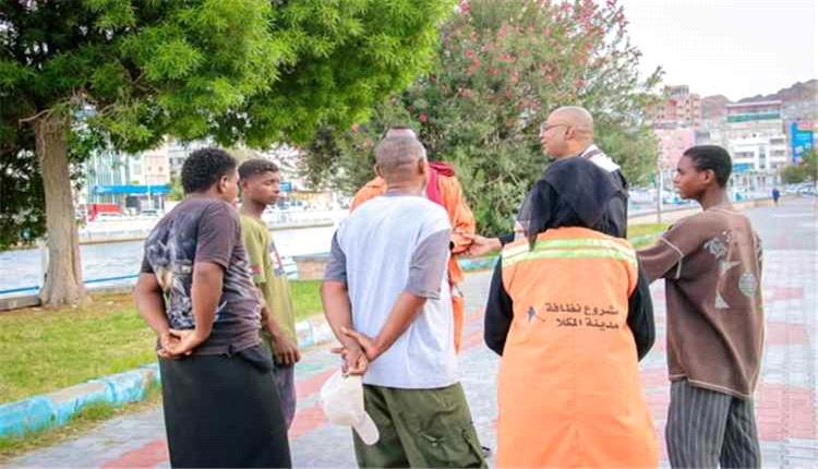 مدير مشروع نظافة مديرية مدينة المكلا يلتقي عددًا من العاملين خلال جولة ميدانية