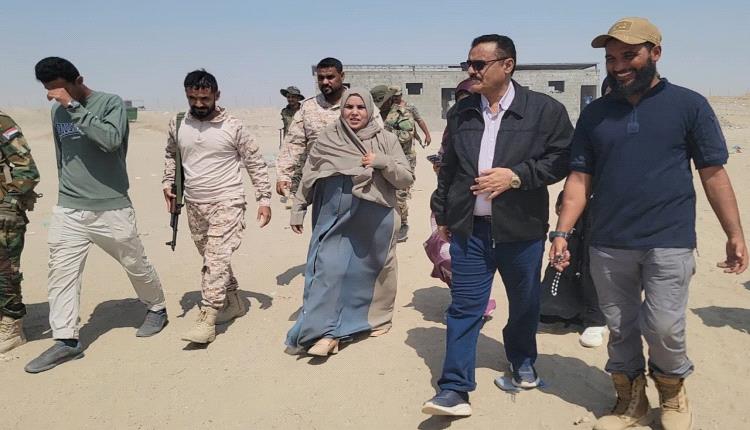 وزير الدولة لشؤون المرأة ومدير عام البريقة يتفقدان مخيم الفردوس ويطلعان على الخدمات المقدمة للنازحين