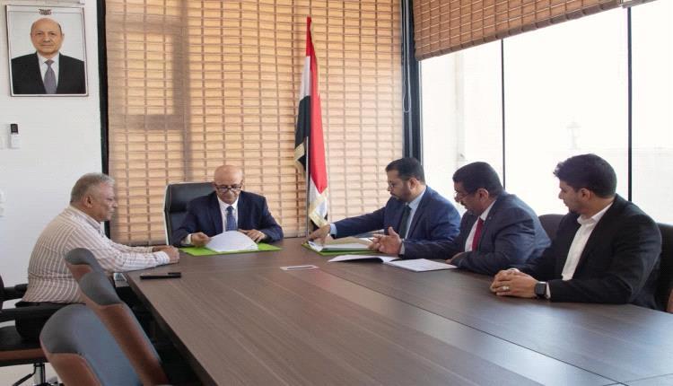 الوزير الشرجبي يوقّع اتفاقية تنفيذ عدد من المشروعات لتعزيز أنظمة المياه في مدينة تعز