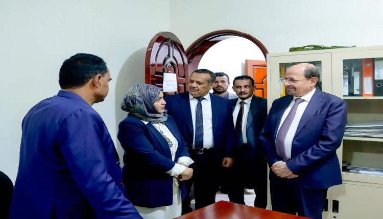 رئيس الوزراء يزور وزارة الشؤون القانونية ويؤكد على دورها في اعداد ملفات جرائم مليشيات الحوثي الإرهابية