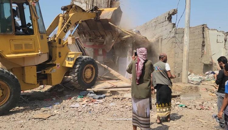 مدير عام البريقة يوجه بإدخال الباعة في الأبنية العشوائية والمتجولين إلى السوق المركزي الجديد