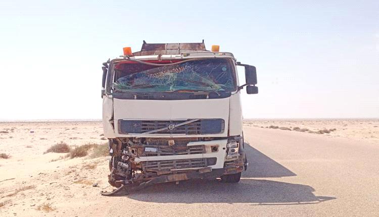 أبين.. مصـ,ـرع وإصابة 6 أشخاص إثر تصادم شاحنتين في منطقة وادي البرك بأحور