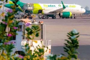 طيران عدن تدشّن أولى رحلاتها بالشراكة مع مفوضية اللاجئين لدعم العودة الطوعية إلى الصومال