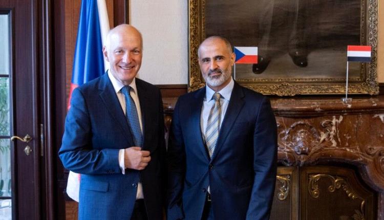 السفير الحضرمي يناقش مع عضو في مجلس الشيوخ التشيكي تهديدات مليشيات الحوثي ويدعو لتصنيفها منظمة إرهابية