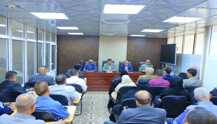 وكيل هيئة الطيران يناقش مستوى الأداء والانضباط الوظيفي والخطط الاستراتيجية لتطوير الهيئة