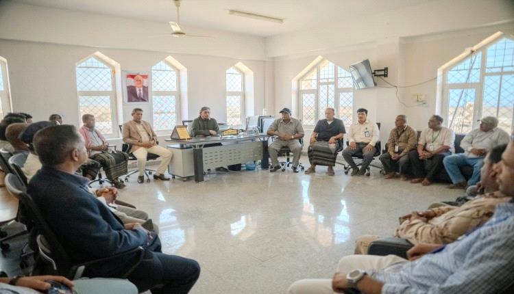 المحافظ الثقلي يتفقد استعدادات مطار سقطرى الدولي لاستقبال الموسم السياحي