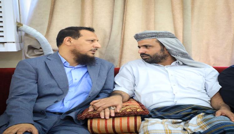 المحافظ شيخ يؤدي واجب العزاء في وفاة الشيخ عيدروس صالح العيسي
