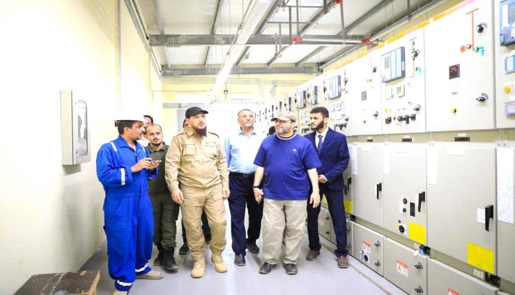 محافظ العاصمة عدن ووزير الكهرباء يتفقدان محطات الكهرباء بمديريتي البريقة والمنصورة