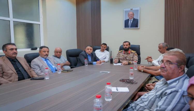 محافظ أبين يترأس اجتماعًا موسعًا للسلطة المحلية والمكتب التنفيذي ويؤكد رفع الجاهزية الأمنية والخدمية