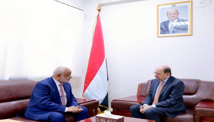 رئيس الوزراء يستقبل محافظ الحديدة ويؤكد ان استعادة كامل سلطة الدولة هدف وطني ثابت 
