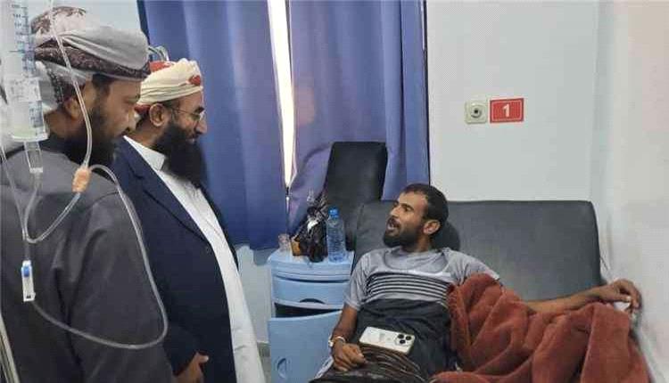 وزير الأوقاف يتفقد جرحى القوات المسلحة وموظفي الوزارة في مستشفيات عدن
