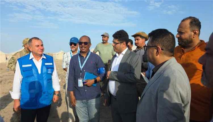 وزيرا حقوق الإنسان والدولة يتفقدان أوضاع النازحين في مخيم الفردوس بعدن