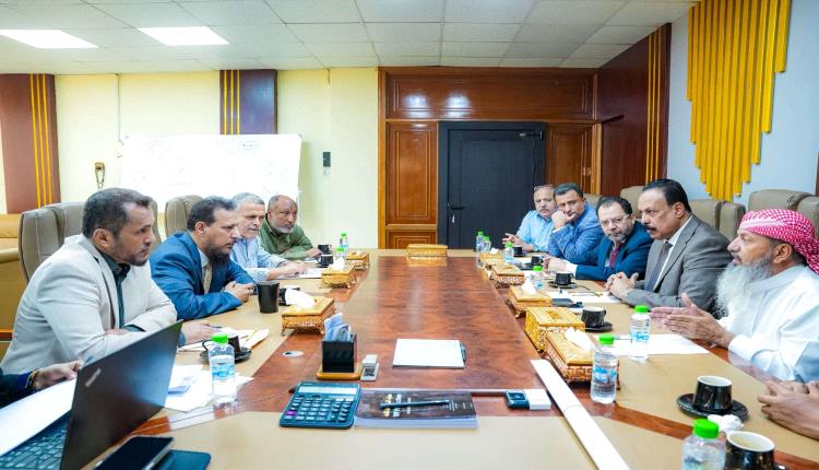 وزير الدولة محافظ عدن يناقش مع وزيري الأشغال والكهرباء تسريع تنفيذ عدد من مشاريع الطرق والخدمات المرتبطة بها