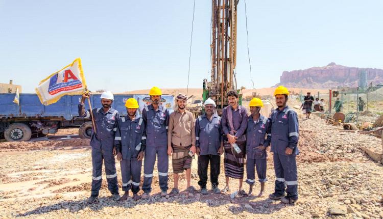 "شركة شبوة للإستثمار" تدشن بئراً إرتوازية لدعم مصنع الخرسانة والبلك بعتق