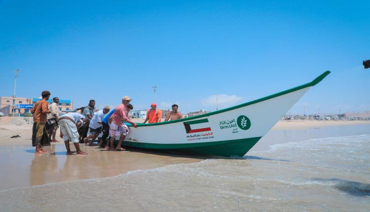 حضرموت .. جمعية العون المباشر الكويتية تدشن توزيع قوارب الصيد