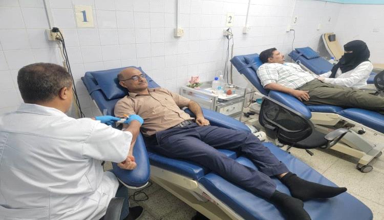 مديرا التثقيف والإعلام الصحي وصحة الأسرة يتبرعان بالدم ضمن الحملة الوطنية في عدن