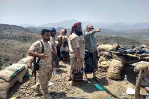 القائد محمد علي الحوشبي يتفقد الخطوط الأمامية في جبهة كرش ويشدد على اليقظة والجاهزية لمواجهة محاولات الاختراق الحوثية