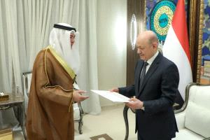 رئيس مجلس القيادة يتسلم رسالة جوابية من أمير دولة الكويت 