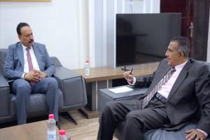 وزير الأشغال يناقش مع رئيس اللجنة العليا للمناقصات والمزايدات عددًا من الموضوعات المشتركة