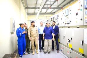 محافظ العاصمة عدن ووزير الكهرباء يتفقدان محطات الكهرباء بمديريتي البريقة والمنصورة