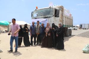 وكيل محافظة عدن لشؤون المرأة والطفل تتفقد مخيم الفردوس وتطلع على أوضاع النازحين واحتياجات النساء والأطفال