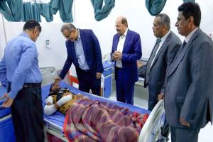 رئيس الوزراء يتفقد أوضاع الجرحى الابطال في مستشفى عبود العسكري بعدن ويؤكد ان تضحياتهم لن تذهب هدرا